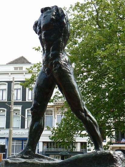 罗丹创作的青铜像《行走的人》