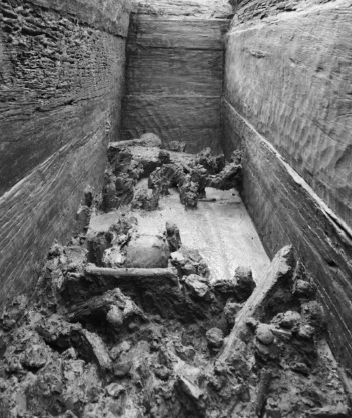 云南大波那墓地M20棺内人骨和随葬器物