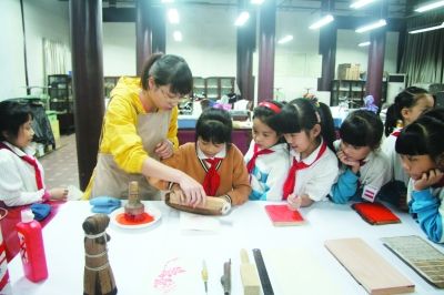 孩子们跟随成都杜甫草堂古籍修复师宋鑫学习传拓技艺。