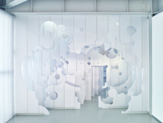 Gabriel Lester 作品《大爆炸》，展览《歧异花园》现场，南京西方美术馆，2013。图片提供：Leo Xu Projects