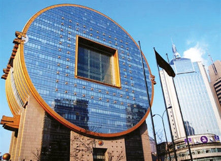 沈阳的方圆大厦被网友称为“铜钱大厦”屡屡登上各类“最丑建筑”榜单