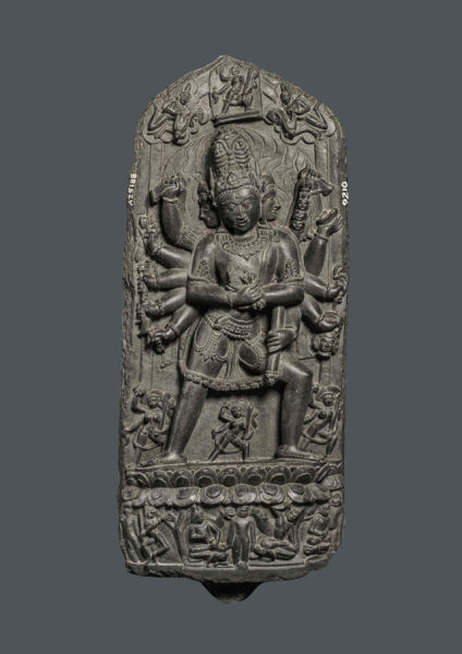 　　相比犍陀罗的精雕细刻，马图拉的风格就显得粗枝大叶，形象上也更印度本土化。从“佛陀施佑”这两件作品中可以很明显看出这一点