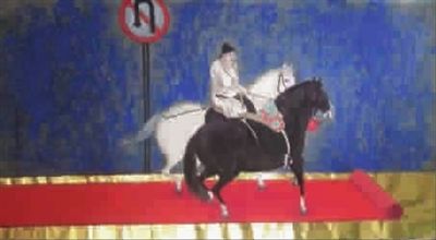 在今年上海的艺博会上成为了明星展品之一。然而令洪健没有想到的是，这两天一位外地的朋友发给他看了一张西北画家类似的“走红毯”画作，只不过李公麟的马换成了韩干的马，再加上了一个交通标志（见图②）。