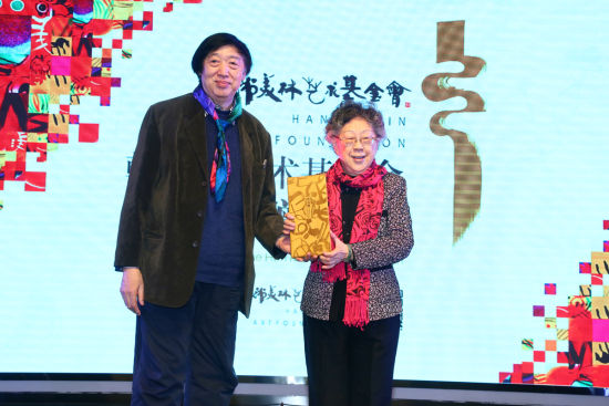 在2014“韩美林日”活动现场，中国文联副主席冯骥才代表韩美林艺术基金会，给北师大中国文化国际传播研究院院长黄会林颁发捐赠证书