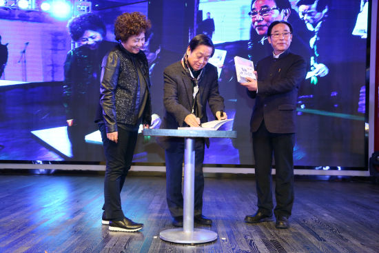 在2014“韩美林日”活动现场，韩美林的新作《前面是未知数》、《闲言碎语》举行了首发仪式
