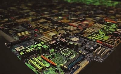 ■ 艺术家用废弃的电子元件构成一座城市，象征着城市的网络迅猛的发展 方圆 摄