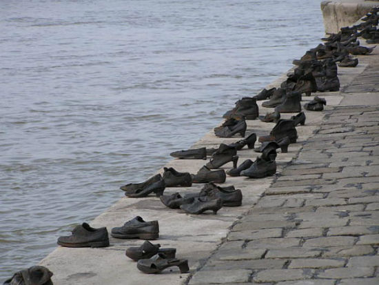 坎·图盖(Can Togay)和艺术家居拉·保尔(Gyula Pauer)创作的60双铁鞋纪念碑
