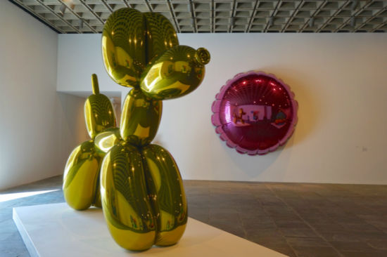 艺术家杰夫·昆斯《气球狗》