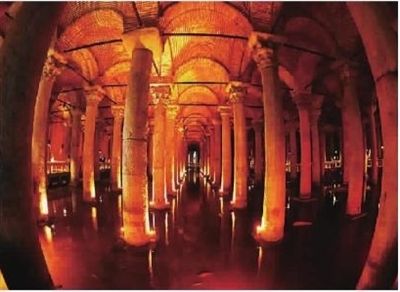 ■ 《伊斯坦布尔地下水宫》 变形的夸张，充满神秘感 兰翔 摄