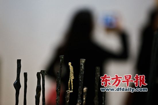 上海艺博会上一位法国艺术家的雕塑作品 高剑平 图