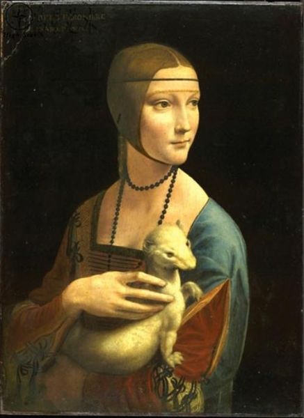 《抱银貂的女子》据称是达·芬奇为洛伦佐·美第奇的情妇所画。后世评论家认为，女子的双手抚摸银貂的动作充满了性感的意味。