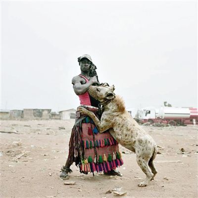 南非摄影师彼得·雨果记录驯兽人的作品《鬣狗与人》。 所有图片由主办方提供