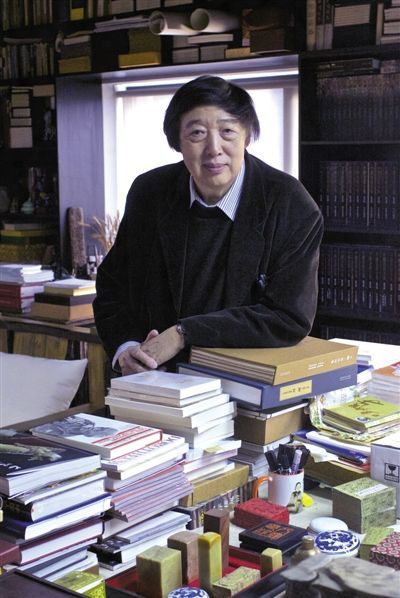 冯骥才 72岁，“伤痕文学”代表作家，全国政协常委。2004年成立“冯骥才民间文化基金会”。