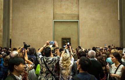 卢浮宫展厅，观众争抢拍摄《蒙娜丽莎》。心理学家建议：观众若放慢脚步，融入思考，对艺术会有更多感悟。