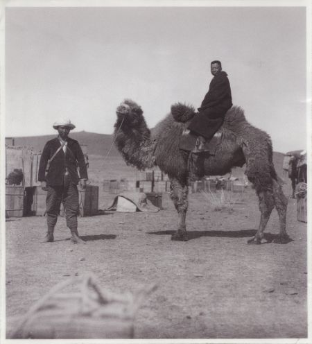 上世纪二三十年代黄文弼赴西北考察时骑着骆驼的肖像