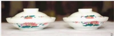 罗玉其珍藏的20世纪70年代毛泽东使用的大小号锁边红秋菊盖碗。