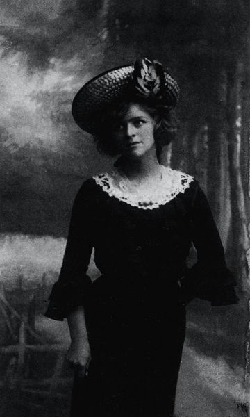 英格茨·维伯是位追求者甚多的年轻女士，在20世纪初，她在艾斯卡度假时曾取笑蒙克，而被蒙克打了屁股。蒙克对照着她的6英寸照片（上），于1903年为她画了肖像（下）。　