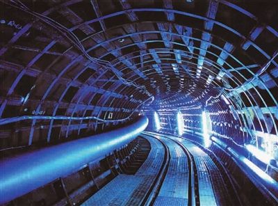 ■ 隧道的急转角，特制的钢制部分如同一个幻想中的世界