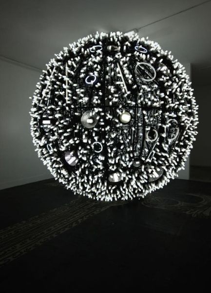 参展作品之一，王郁洋，《人造月》，400×400cm，节能灯、钢架、控制箱，2007
