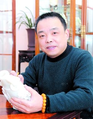 高毅进，1964年出生，扬州人，中国工艺美术大师，从事玉雕技艺创作研究工作30多年。他擅长器皿、花卉、把玩件，对玉雕造型有深刻的研究。2003年以来，他创作精品无数，获国家级大奖六十多项。 