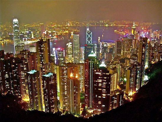 香港的天际线，图片来源于Wikimedia Commons