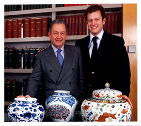 英国著名古董商、中国古代艺术品收藏家艾斯肯纳胥（ESKENAZI）和他的家族。2005年7月，在伦敦佳士得拍场上花费2.3亿人民币购买元代青花“鬼谷子下山”图大罐。他的家族是伦敦老牌古董商，也可以说是世界最大的古董商