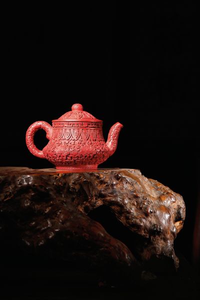 　　清中期·紫砂漆雕圆壶 　　说明：李研吾旧藏，由其家属友情提供。 　　参阅：《故宫博物院藏宜兴紫砂》P42-43，紫禁城出版社，2009年8月。 　　10.8×16.2cm