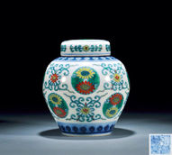 清乾隆 斗彩团菊纹盖罐