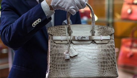 图片</p>

<p>　　“那些在香港二手奢侈品店流连忘返的大都是来自内地的年轻女孩儿，我能预料到这个市场在内地城市的前景会有多好，尤其是在上海。”Rolfe说到。目前她正筹备着在中国内地开设更多的折扣二手精品店，还打算开设线上业务。</p>

<p>　　同样瞄准这一市场的还有马来西亚亿万富翁Robert Kuok的女儿Yen Kuok,，这位含着金汤勺出生的富家千金创立了二手奢侈品交易网站 Guiltstore。虽然网站要到今年9月才正式上线，但Yen Kuok表示，目前已接收了2000件可供售卖的二手奢侈品，其中有的商品连原始吊牌都完好保存着。</p>

<p>　　“人们对二手时装依旧存有质疑，这很正常。但当他们逐渐发现每次购买的单品不仅质量良好，还有不错的保值空间以后，这些问题就迎刃而解了。”Yen Kuok说到。</p>

<p>　　去年10月，法国二手奢侈品交易平台InstantLuxe登陆中国市场，主打以极低的价格出售二手奢侈品。想出售奢侈品的用户可以成为InstantLuxe平台的卖家，在将产品寄给InstantLuxe 进行鉴定之后，一旦在平台上成功交易，InstantLuxe 将从卖家手中收取8%-25%的佣金。</p>

<p>　　从个人的零散售卖到集团化O2O的运营模式，二手奢侈品市场的扩张速度有些令人出乎意料，咨询顾问公司Bomoda的首席执行官Brian Buchwald表示，中国的富裕阶层通过互联网与跨国旅行对奢侈品牌的认知程度正不断加深，并且更加看重品牌价格标签背后的意义。</p>

<p>　　同样对这一市场保持关注的还有全世界最大的几家拍卖行。2014年，佳士得在香港建立全新的奢侈品配饰部门，专门拍卖各种奢侈品。去年年底，佳士得还推出了在线手袋配饰拍卖服务——佳士得实时竞投(Christie’s live)。而它最大的竞争对手，苏富比拍卖行则计划在今年7月举办首次高定时装拍卖会。</p>

<p>　　更早之前，美国最大的收藏品拍卖行美国遗产拍卖公司(Heritage Auction)在2010年就开发了奢侈品配饰拍卖业务，此后每年销售额增长均超过50%。</p>

<p>　　对于人们对二手奢侈品的愈加偏爱，香港佳士得拍卖公司手袋与配饰部门副总裁Matt Rubinger对Business of Fashion表示：“高端奢侈品用户已经从过去的单纯抢购，转变为了解品牌价值后的理性收藏。”</p>

<p>　　作为在各大拍卖行屡破成交记录的奢侈品手袋品牌，Hermès因其高超的手工工艺、市场的稀缺性成为收藏家们争抢的对象。而能拿到拍卖行进行交易的手袋，在材质和颜色上还会更加难求。</p>

<p>　　去年4月，佳士得在一场拍卖中一共拍出了6个铂金包(Birkin bag)，每只的成交价格都超过50万港币(约合40万人民币)。6月1日，香港佳士得拍卖会上，全球手袋的最高拍卖成交价诞生，一款紫红色Hermès鳄鱼皮铂金包被拍出了172万港币(约合人民币137.6万元)的成交价。</p>

<p>　　当整个二手奢侈品拍卖进入蓬勃期，奢侈品鉴定人才的争夺也变得激烈起来。没有专卖店这个渠道作为保证，拍卖行对拍卖品的真假和品质鉴定工作就变得尤为重要。前文提到的香港佳士得拍卖公司手袋与配饰部门副总裁Matt Rubinger就曾经在去年引发过一场跳槽风波。</p>

<p>　　现年还不到30岁的Matt Rubinger是美国遗产拍卖公司一手栽培的“少年奢侈品鉴定专家”。2014年，他带着两位高级助理突然跳槽至佳士得拍卖行。美国遗产拍卖公司总裁Greg Rohan以“盗窃商业机密罪”将Matt Rubinger告上法庭，要求赔偿相关业务损失6000万美元。尽管官司的结果尚未得知，但从拍卖行对Matt Rubinger的争夺已经可以预见二手奢侈品市场的发展潜力无穷。</p>

<p>　　对于拍卖行来说，卖掉一个鳄鱼皮手袋不止意味着做成一笔生意，更多的生意很可能后续有来。与动辄千万美金的拍卖品相比，几十万美金的奢侈品配饰更能拉拢一批顶级客户。</p>

<p>　　“那些买得起10万美元手袋的买家，通常也同样收藏珠宝和腕表，她们的丈夫可能正收藏红酒与艺术品。”美国遗产拍卖公司总裁Greg Rohan在接受Business of fashion采访时说到，“收藏手袋的卖家们可谓是我们超棒的客户群。”</p>
<!-- publish_helper_end -->
                 

					<div class=