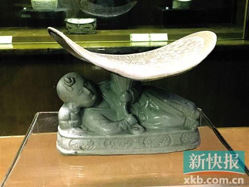 金 定窑褐地剔牡丹花擎荷娃娃枕