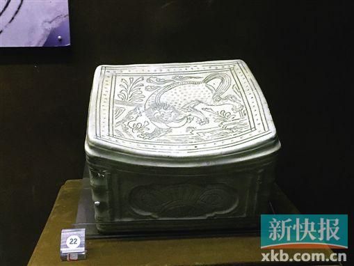 北宋 定窑白地印花划狮子纹元宝形枕