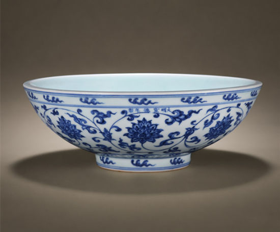　　明宣德青花缠枝莲大碗