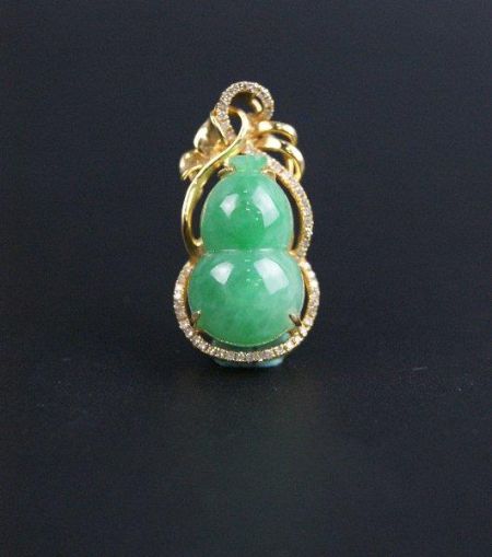 　　金镶冰种翡翠福禄挂件(拍品编号：26)落槌价9500元 　　场次：无底价文玩首饰精品拍卖会