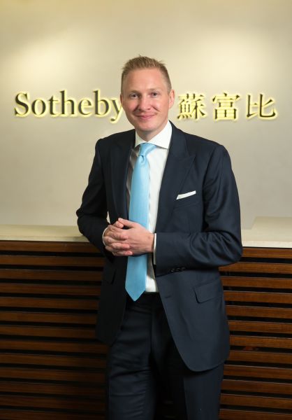 贝安霖(Adam Bilbey)摄于香港金钟太古广场的苏富比洋酒