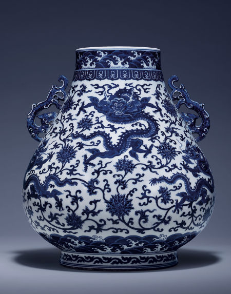 Lot3128 清乾隆 青花苍龙教子穿莲纹螭龙耳尊  高35.5cm