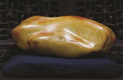 起拍价1.2亿，外形似烤鸭，和田玉籽料