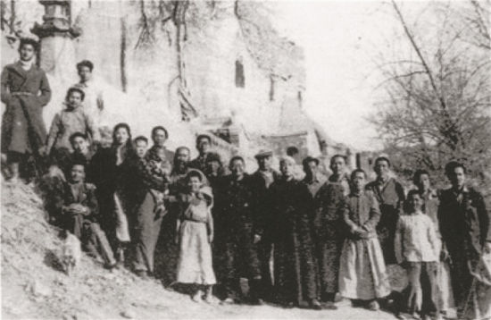 　　1943年，张大千、常书鸿等参观安西榆林窟