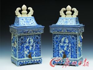 青花连盖 花卉水器一对