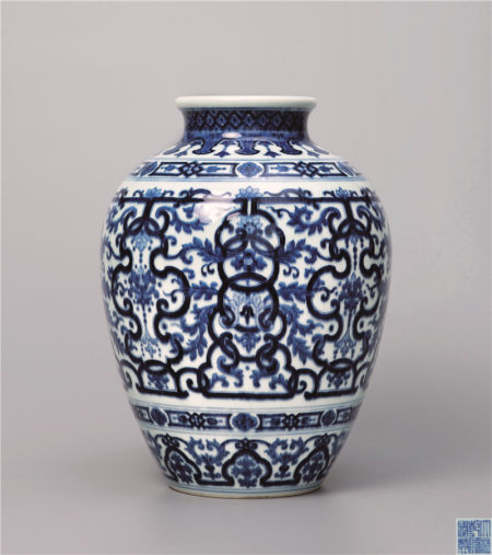 清乾隆 青花西洋花卉如意纹太白罐