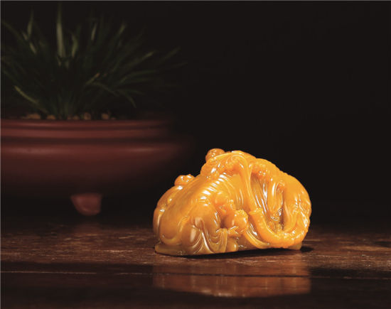 郭功森 作寿山田黄石罗汉洗象摆件