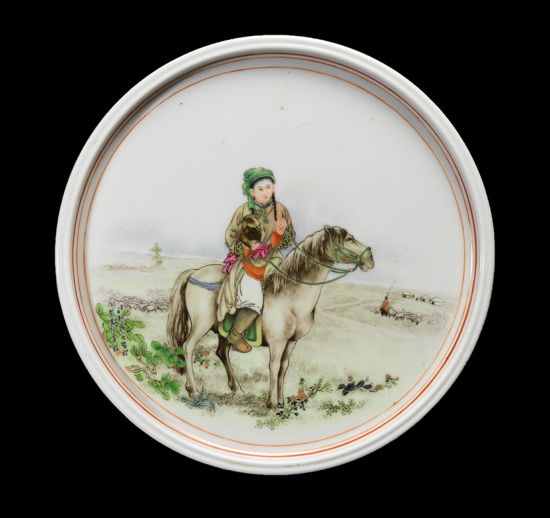 张松茂粉彩草原牧羊女赏盘