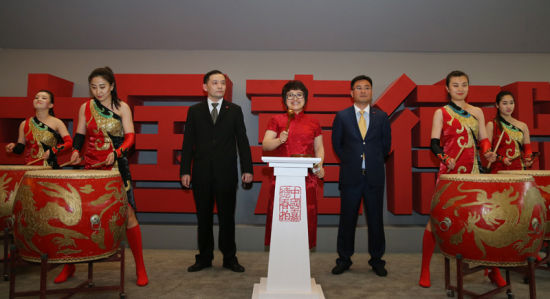 中国嘉德董事总裁兼CEO胡妍妍女士亲自敲槌宣布春拍启动