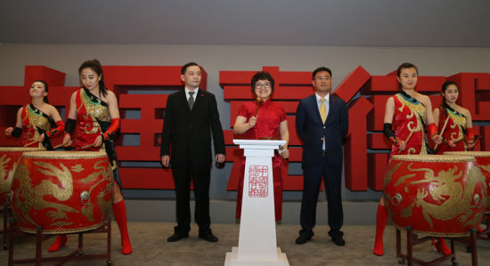 中国嘉德董事总裁兼CEO胡妍妍女士亲自敲槌宣布春拍启动