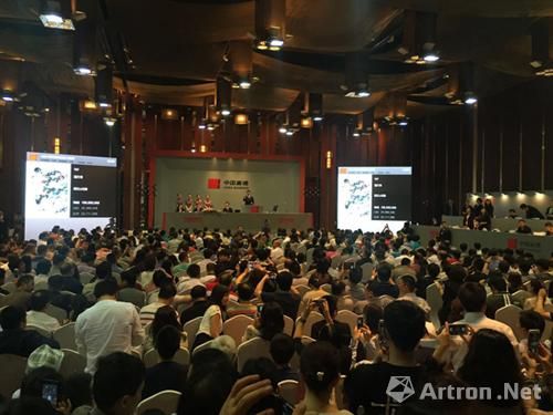 嘉德“大观”，潘天寿《鹰石山花图》竞拍现场