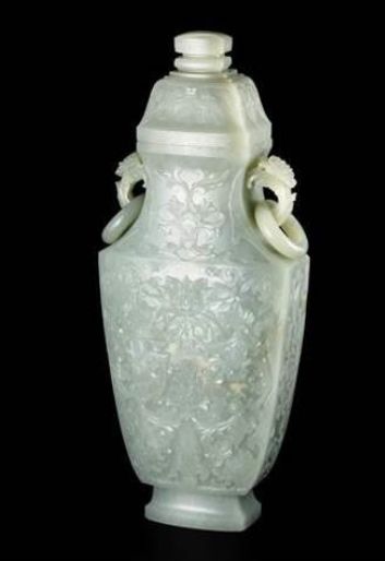 清十八世纪 青白玉雕番莲纹双活环耳盖瓶