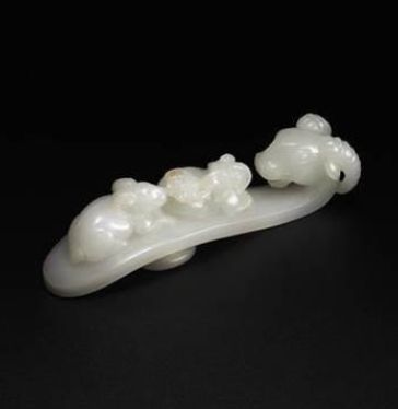 清十八世纪 白玉三阳开泰带钩