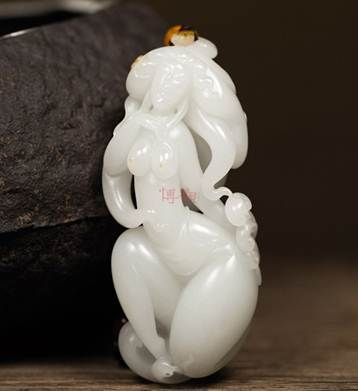 　13113 吴德昇 和田玉籽料裸女把件 