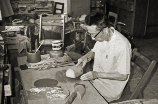 　　紫砂大师顾景舟先生工作照