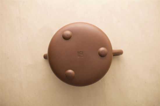 　顾景舟制吴湖帆书江寒汀画大石瓢壶 俯视图(底部)