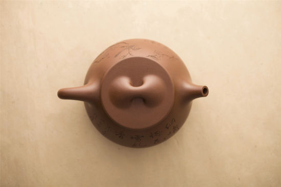 　　顾景舟制吴湖帆书江寒汀画大石瓢壶 俯视图